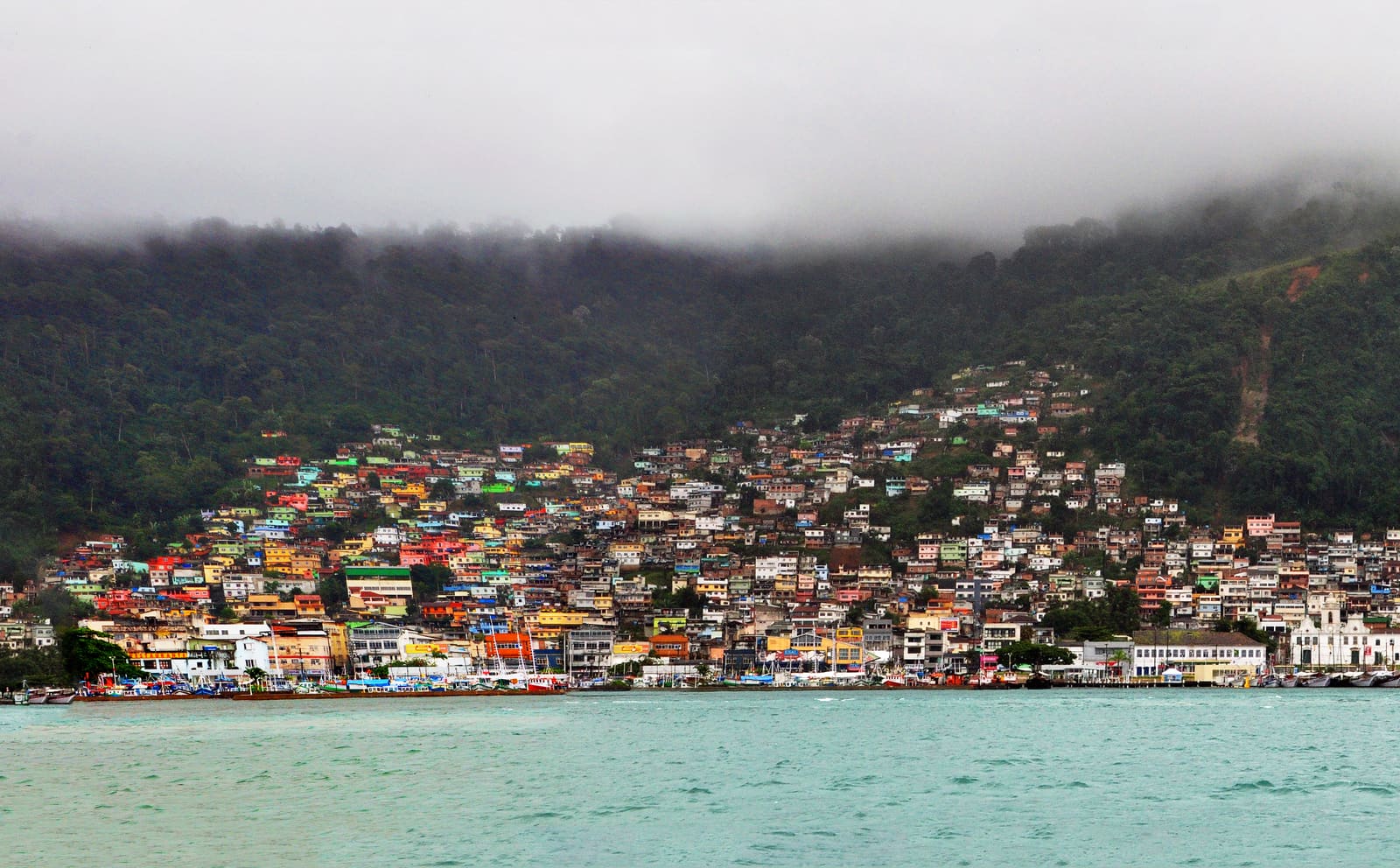Vista panorâmica da Baía da Ilha Grande a partir de Angra dos Reis, com dezenas de ilhas verdes no mar
