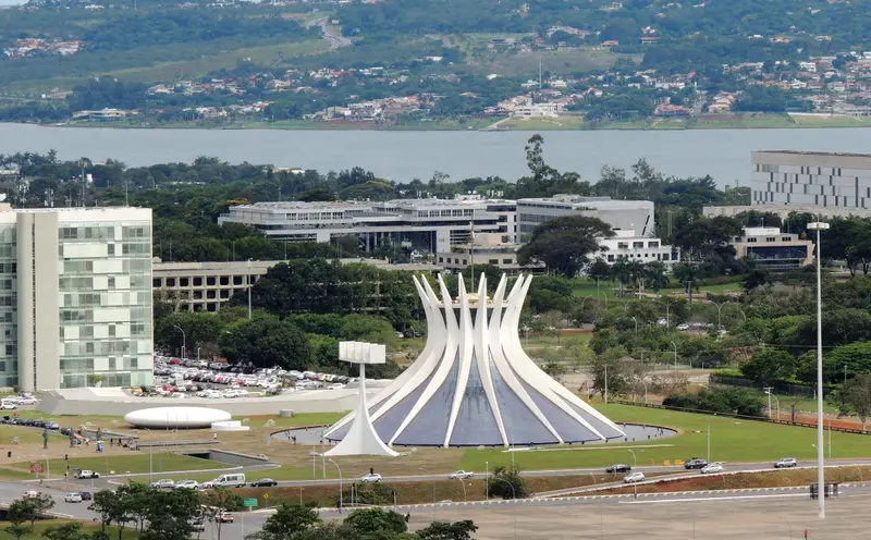Catedral Metropolitana de Brasília, de Oscar Niemeyer, com suas colunas curvas de concreto contra o céu
