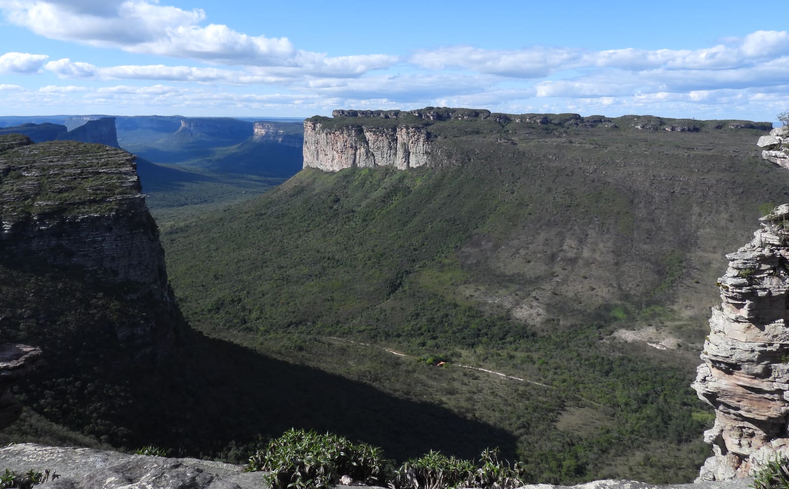 Morros de topo plano da Chapada Diamantina vistos do alto do Morro do Pai Inácio