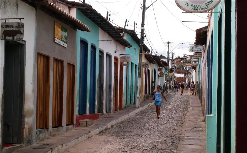 Casario colonial colorido de Lençóis com os morros da Chapada Diamantina ao fundo