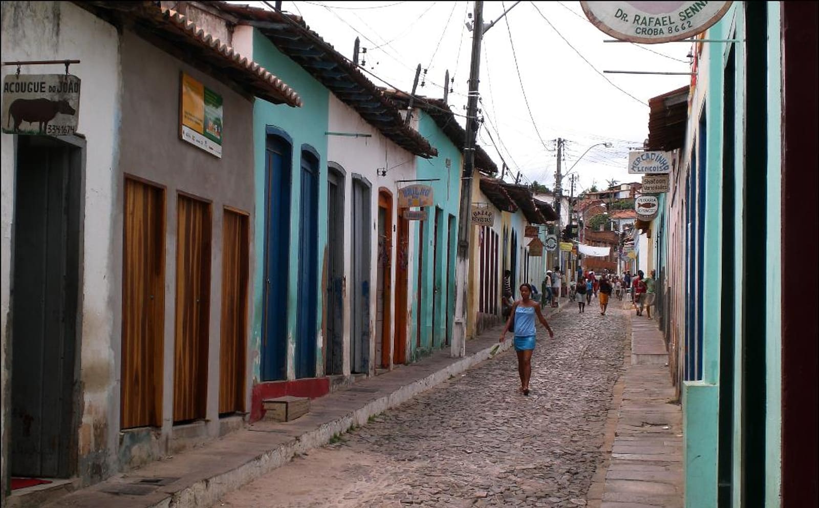 Casario colonial colorido de Lençóis com os morros da Chapada Diamantina ao fundo