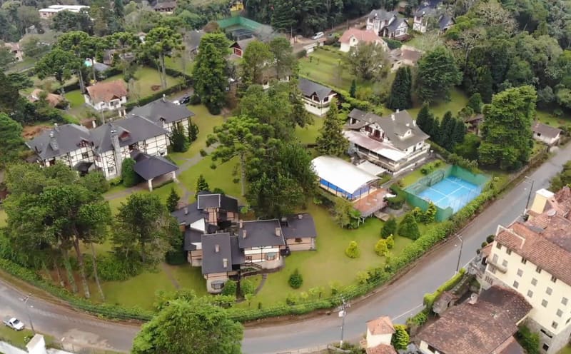 Vista aérea de chalés de arquitetura alpina cercados por araucárias em Monte Verde, distrito de Camanducaia, na Serra da Mantiqueira