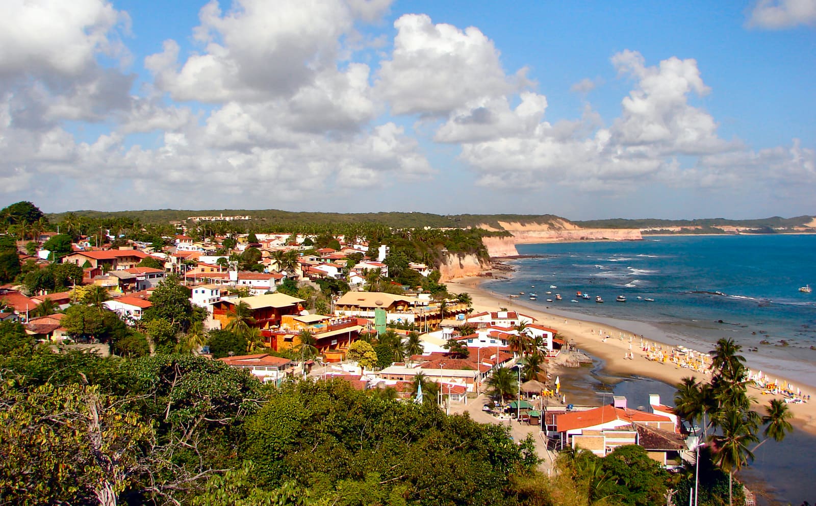 Vista da Praia da Pipa a partir do alto, com falésias e o mar ao fundo