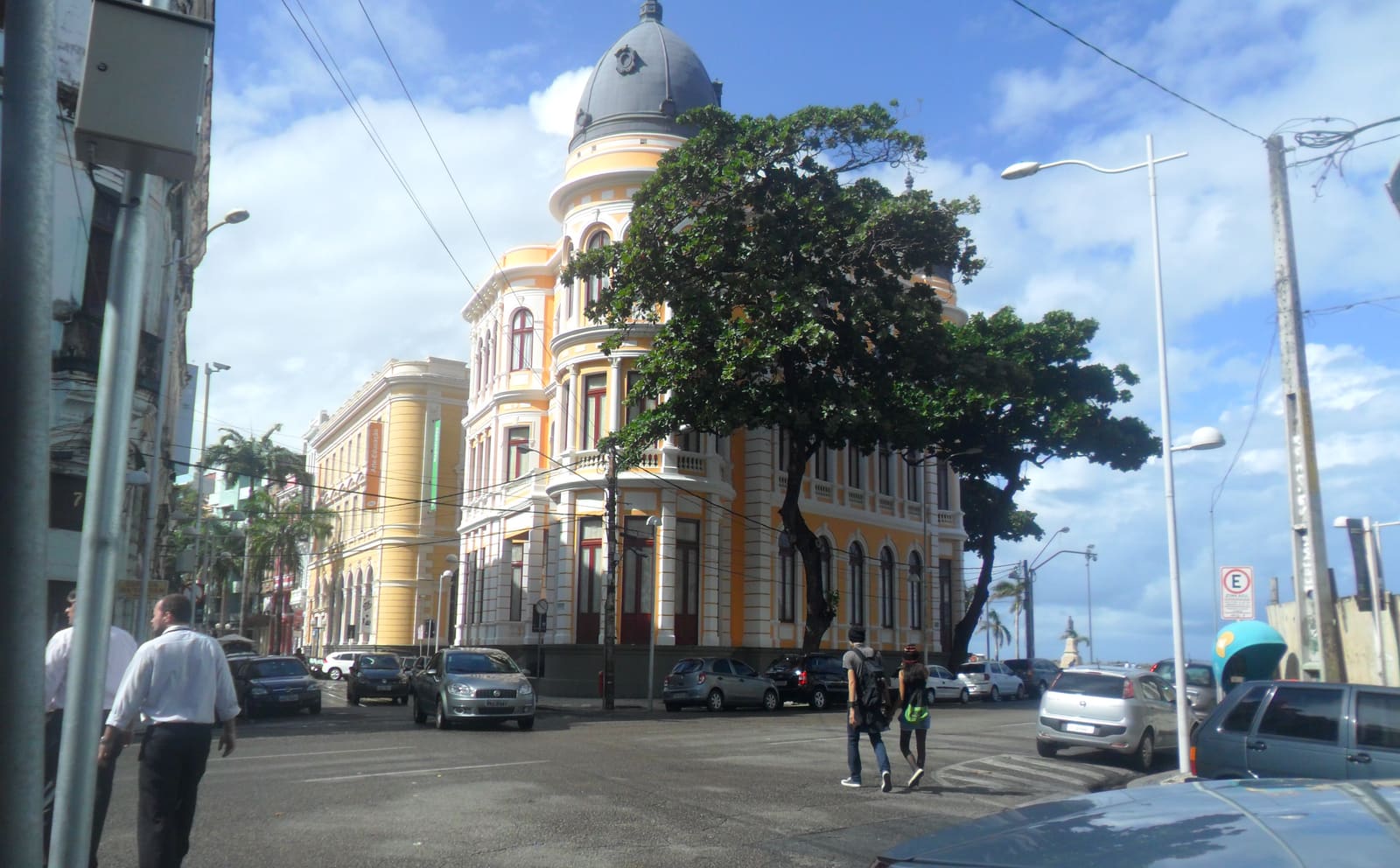 Vista aérea do bairro do Recife Antigo e suas pontes sobre os rios